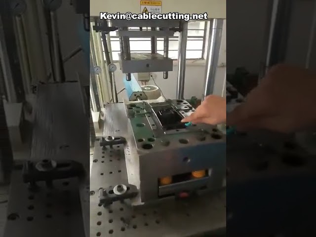 Macchina per stampaggio a iniezione da 85 tonnellate con slittamento singolo per custodie telefoniche e cover cellulari
