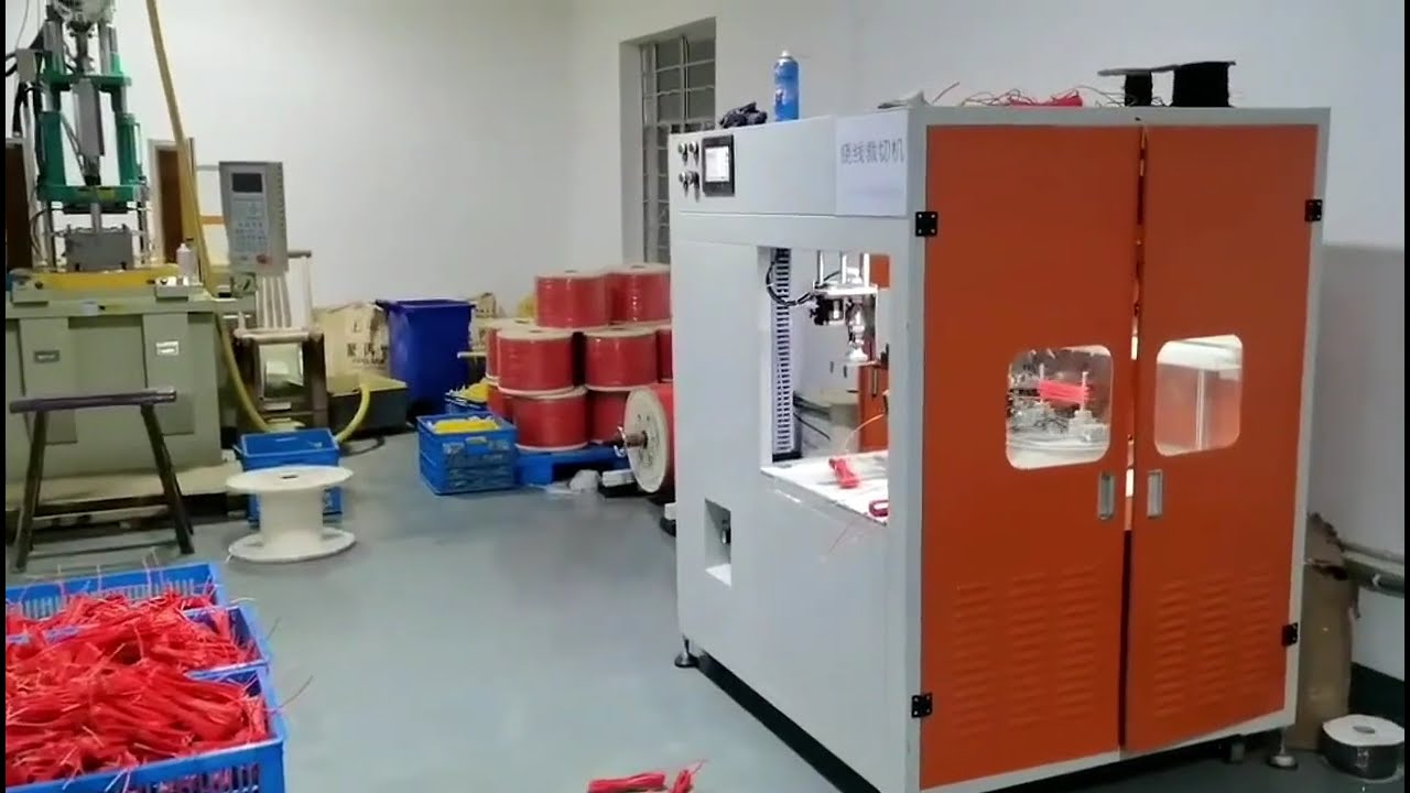 Macchina Avvolgitrice e Tagliafili: Funzioni e Vantaggi per l'Automazione Industriale