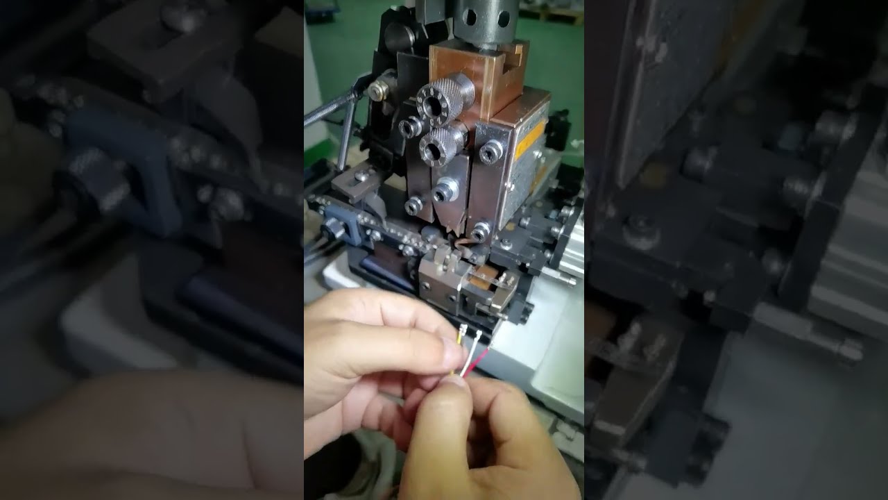 Macchina crimpatrice orizzontale a nastro continuo per terminali | Funzionamento in fabbrica #fabbrica #macchina #utensili