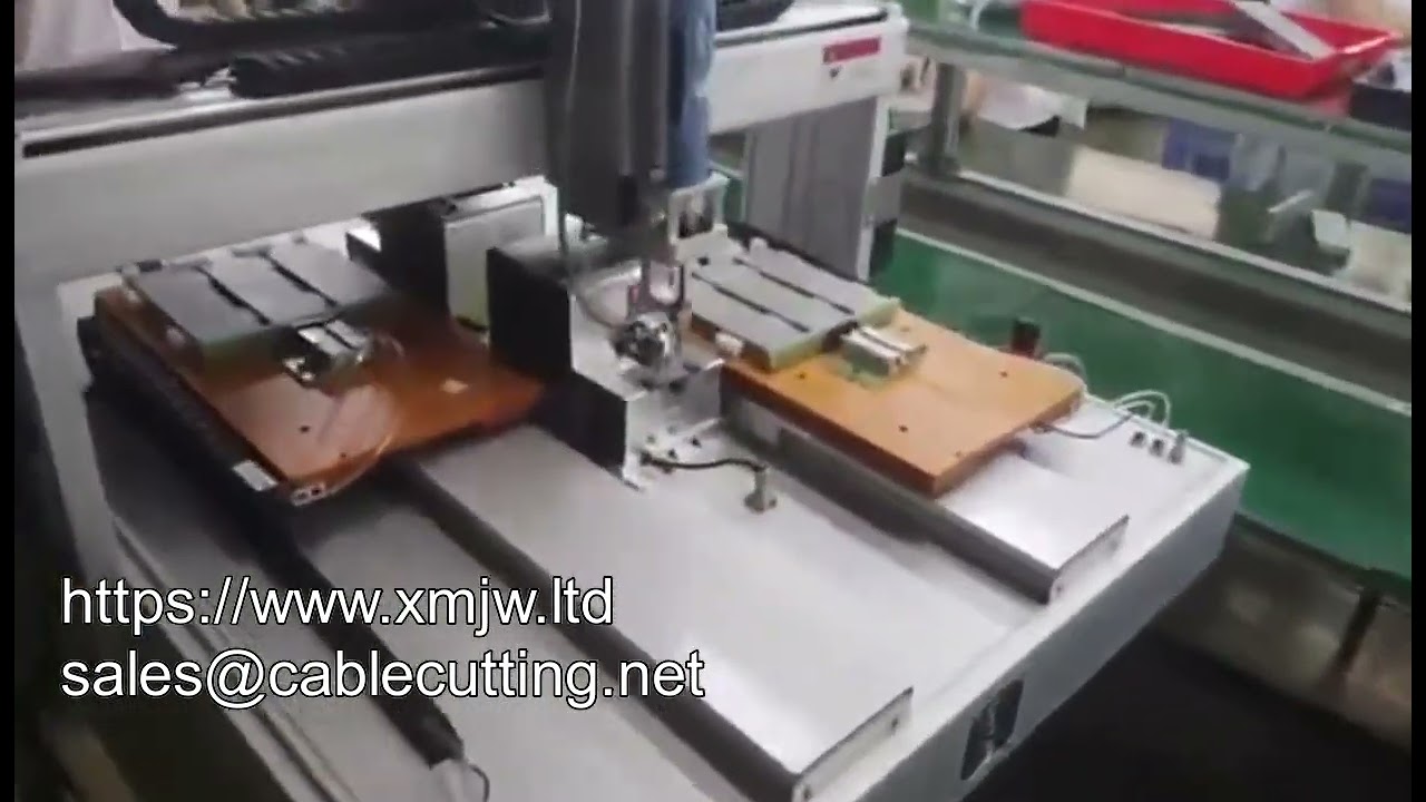 Robot automatico per avvitamento rapido con doppio cacciavite in simultanea
