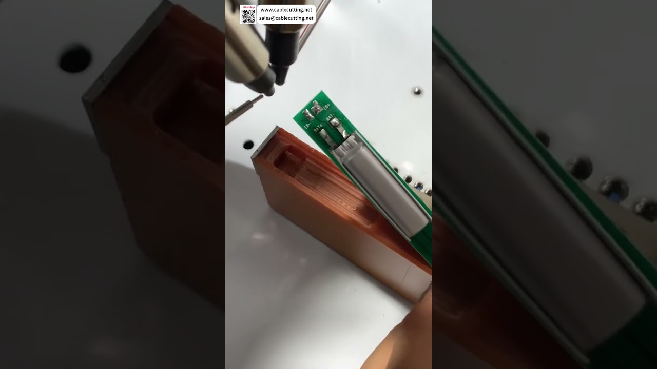 Macchina per saldatura a batteria a doppia pistola: saldatura a punti senza cortocircuito in un unico passaggio