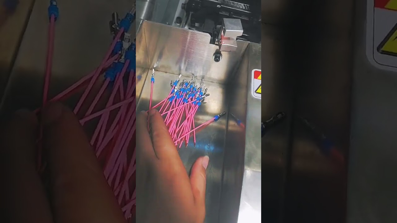 Macchina automatica per inserimento terminali a spina impermeabile: prima inserimento, poi spellatura per fili flessibili